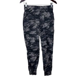 Spanx Stretch Twill Cargo Joggers Pants Womens Size Small Black Wash Camo 20319R